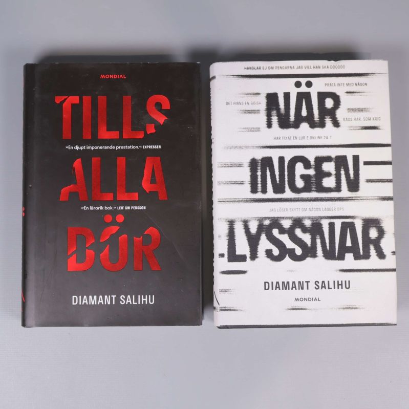 Två böcker av Diamant Salihu liggande med framsidor uppåt