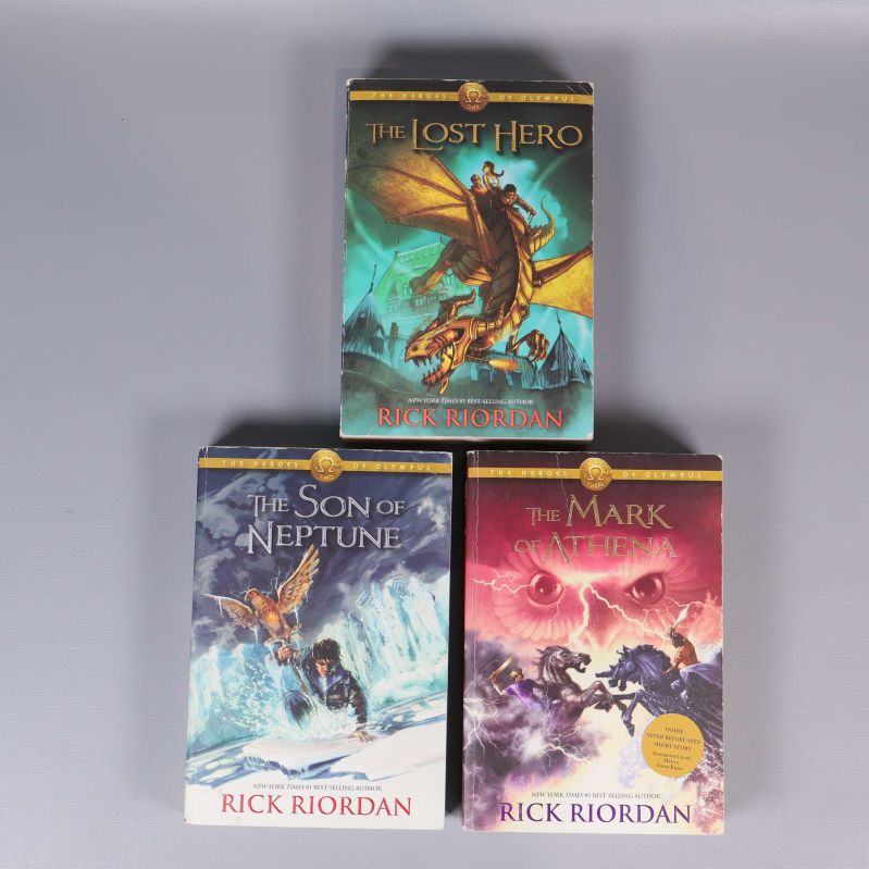 Omslag på The Lost Hero, The Son of Neptune och The Mark of Athena