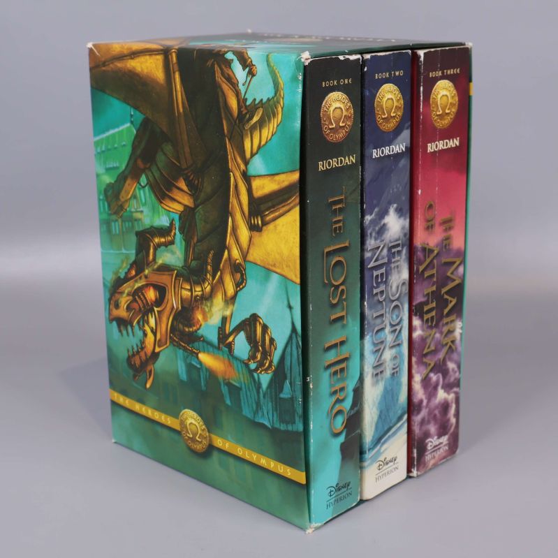 Box med tre böcker ur The Heroes of Olympus ståendes upprätt