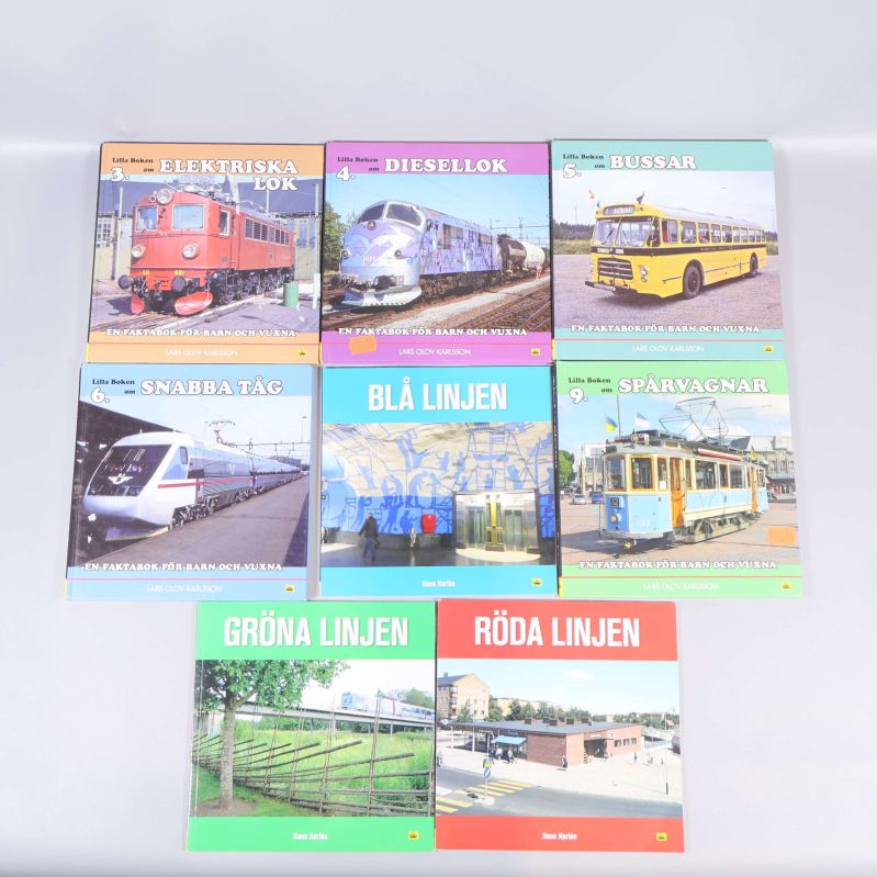 Åtta olika barnfaktaböcker om tåg, bussar och spårvagnar uppställda med framsidan synlig