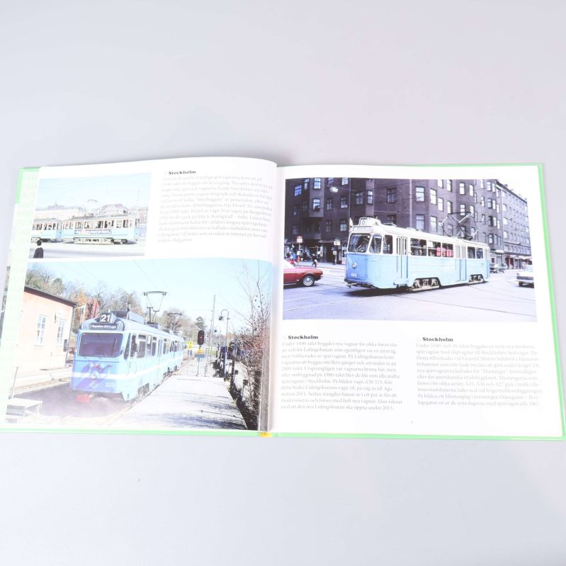 Uppslag i en av böckerna med bilder och text om spårvagnar i Stockholm