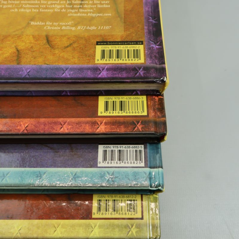 ISBN-streckkoder synliga på baksidan av Häxfolket-böckerna