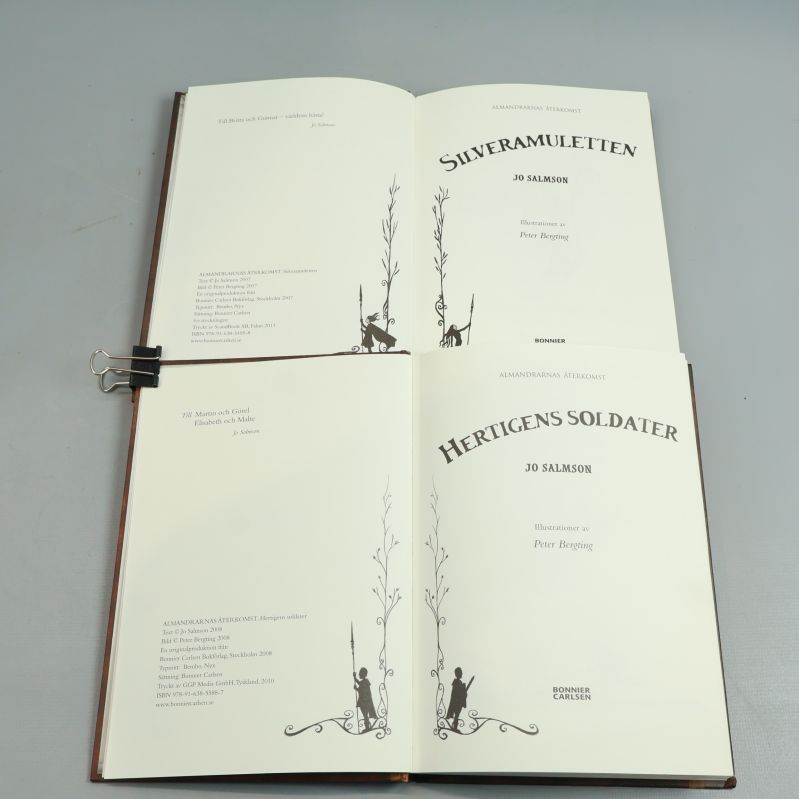 Uppslag med titelblad för böckerna Silveramuletetten och Hertigens soldater