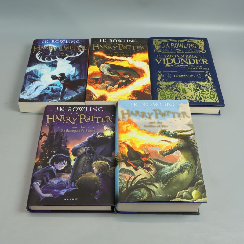 Fem böcker uppslagna med färgglada Harry Potter-omslag och filmmanus