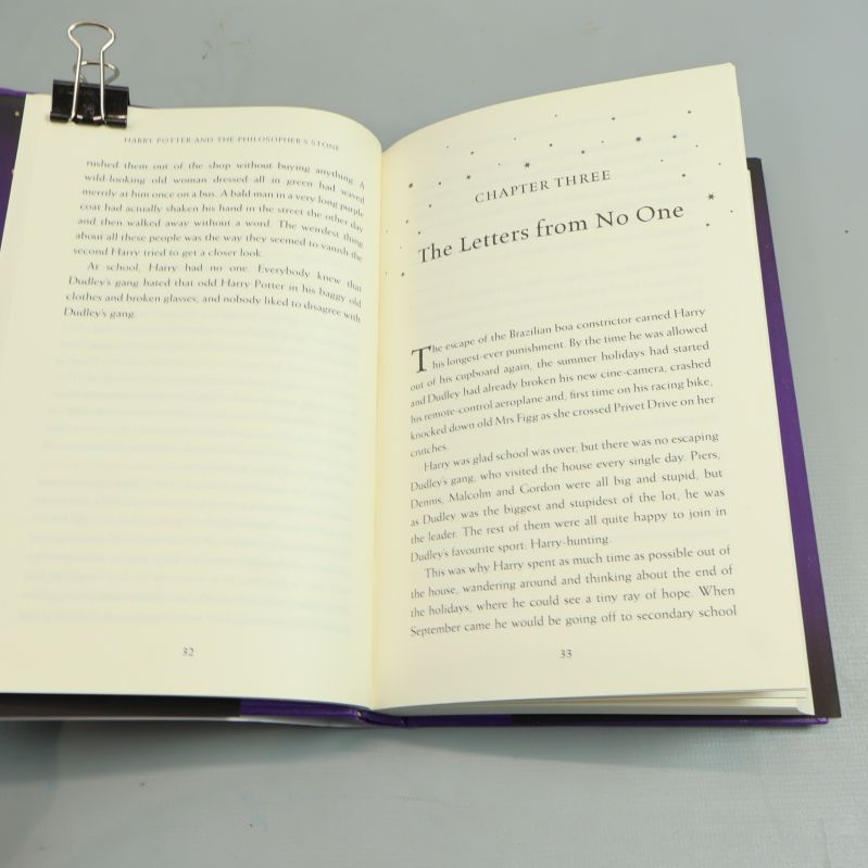 Uppslag ur Harry Potter and the Philosopher's Stone med engelsk text