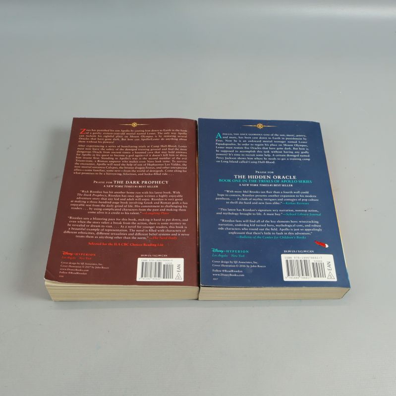 Baksidor av The Trials of Apollo-böckerna med sammanfattningar och ISBN-etiketter