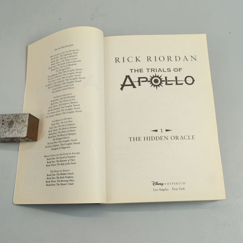 Titelsida till The Hidden Oracle ur serien The Trials of Apollo