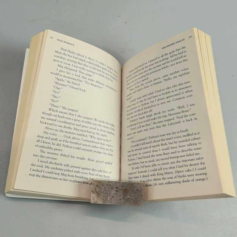 Uppslag från inuti The Hidden Oracle med engelsk text