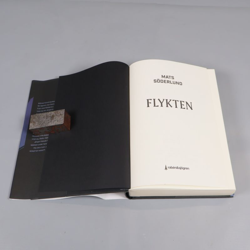 Uppslag med titelblad från Ättlingarna Flykten