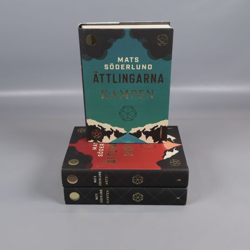 Tre böcker ur Ättlingarna-serien staplade med första boken synlig