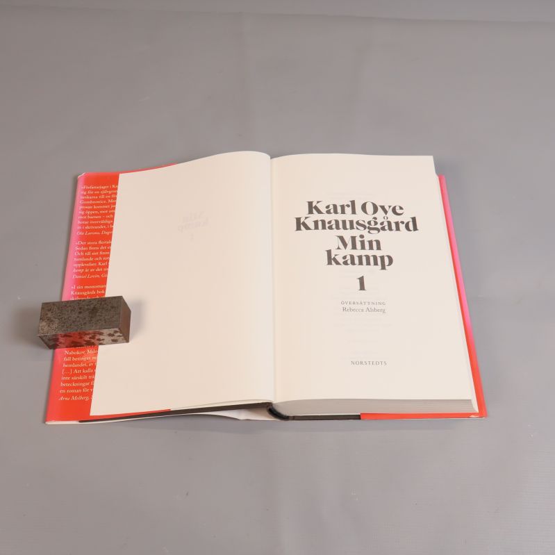 Uppslag med titelsidan till Min kamp 1 av Karl Ove Knausgård