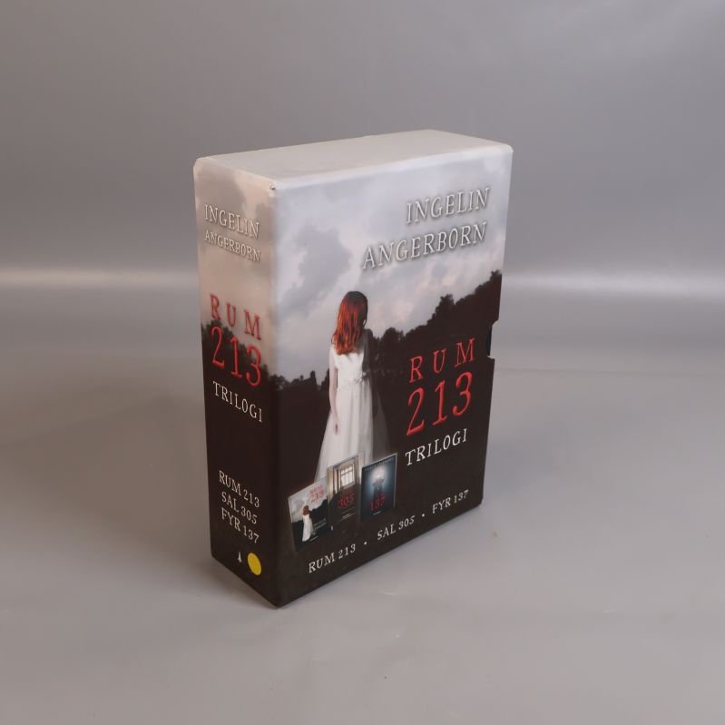 Rum 213-trilogin box med mystiskt omslag och titlar synliga
