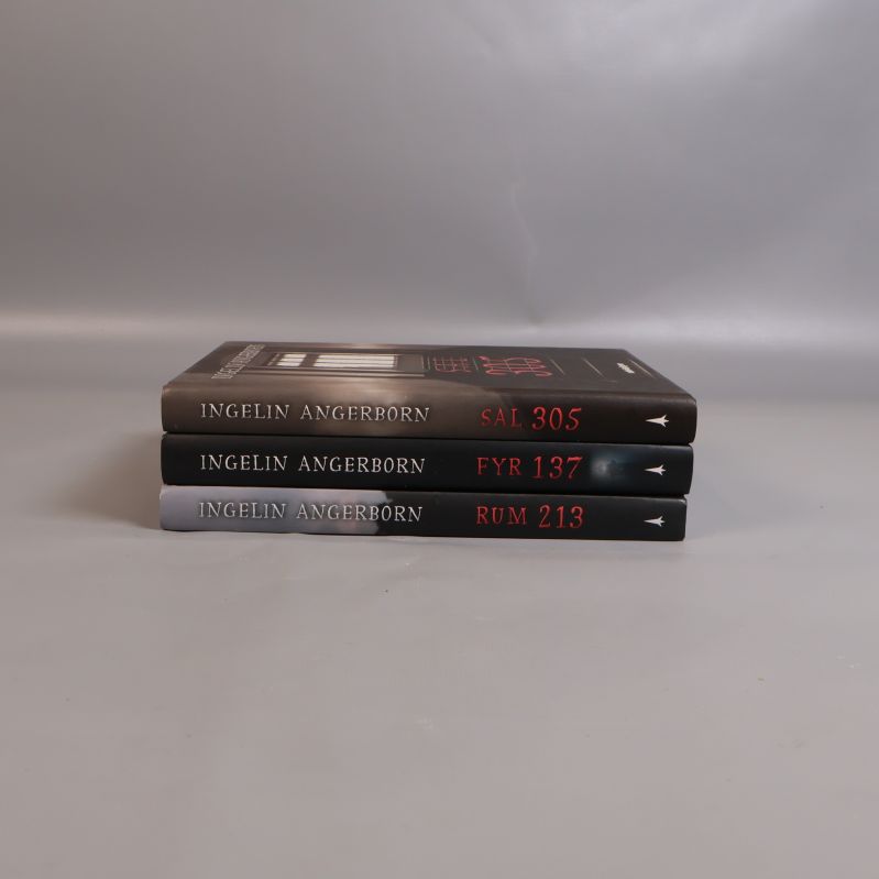 Tre böcker staplade: Sal 305, Fyr 137 och Rum 213