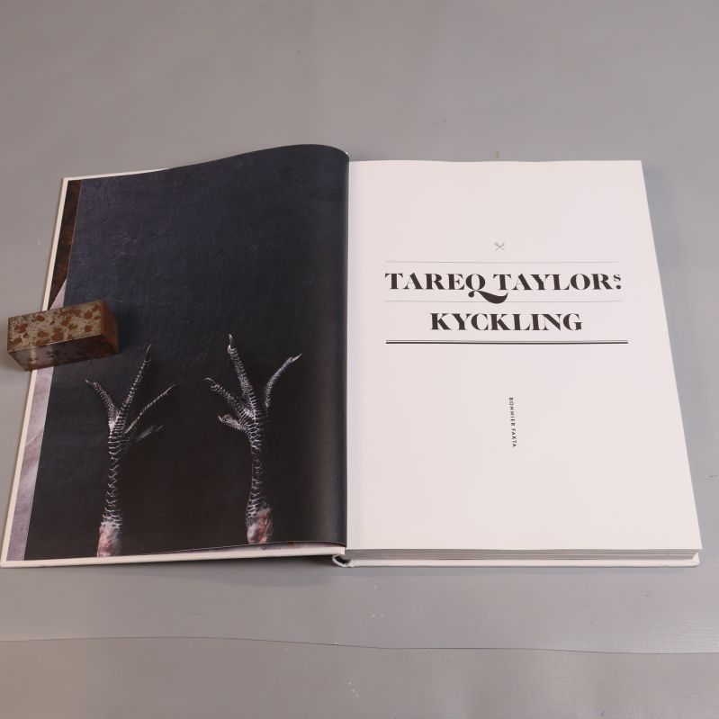 Uppslag med titelblad för Tareq Taylors kyckling