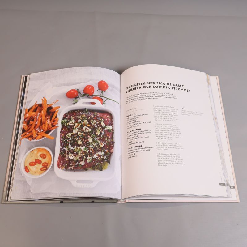 Uppslag i boken med recept och matfotografi