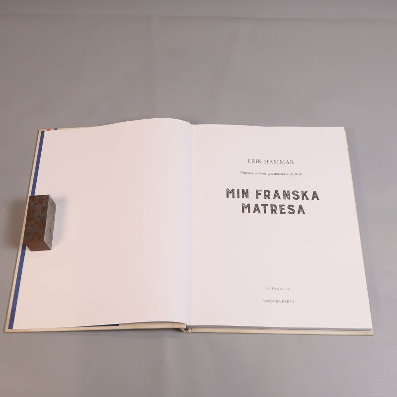 Första inlagda sidan i kokboken Min franska matresa med titel och namn