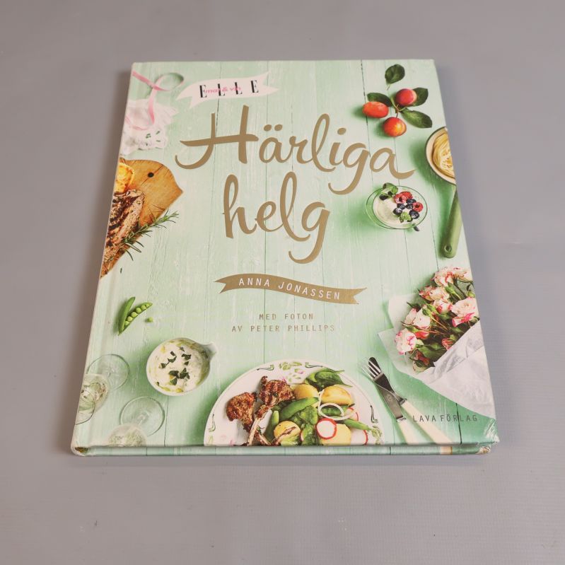 Framsidan av boken Härliga helg med dekorativa maträtter och blommor på ljusgrön bakgrund