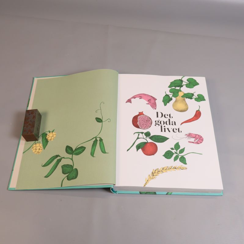 Uppslag i kokboken Det goda livet med illustration och titulär
