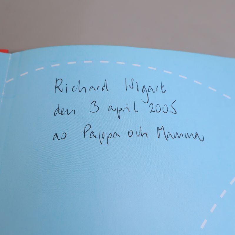Handskriven namnteckning från Richard Wigart på insidan av bok