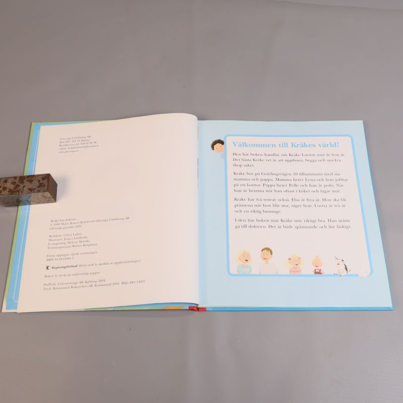 Uppslagna sidor med information och illustration i Kråke-bok