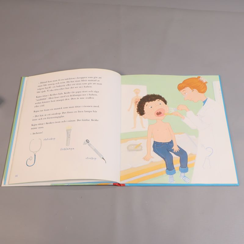 Uppslag från Kråke hos doktorn med illustration av läkare och barn