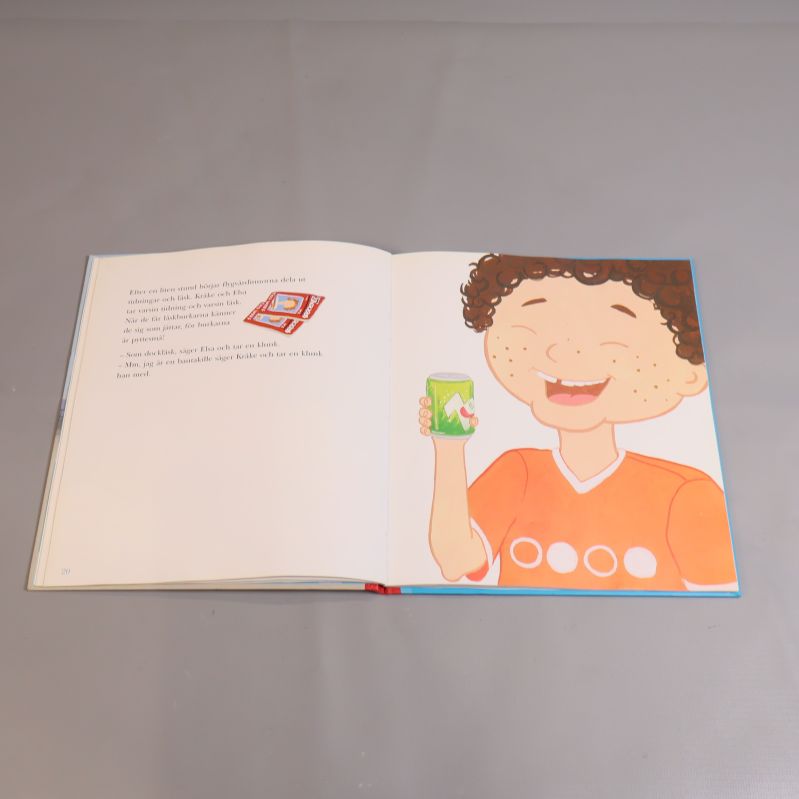 Illustration av pojke som dricker från en burk i Kråke-boken