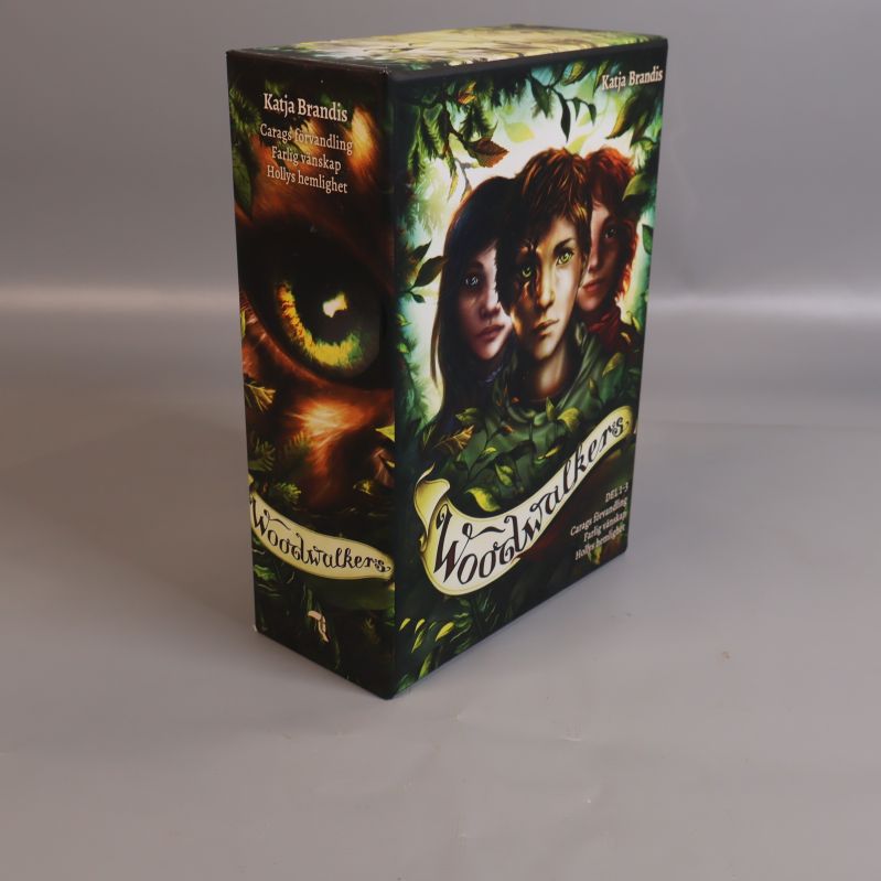Box med Woodwalkers del 1-3, färgstarka illustrationer på omslaget