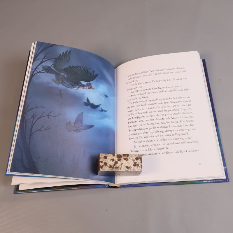 Uppslag med illustration och text ur Musse & Helium-bok