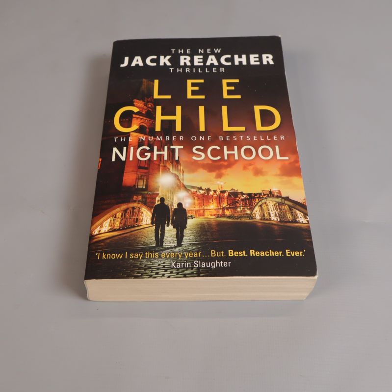 Framsidan av Night School av Lee Child med stadsmotiv i kvällsljus