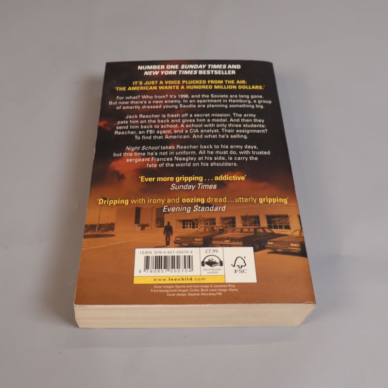 Baksidan av Night School med kort text och ISBN-nummer