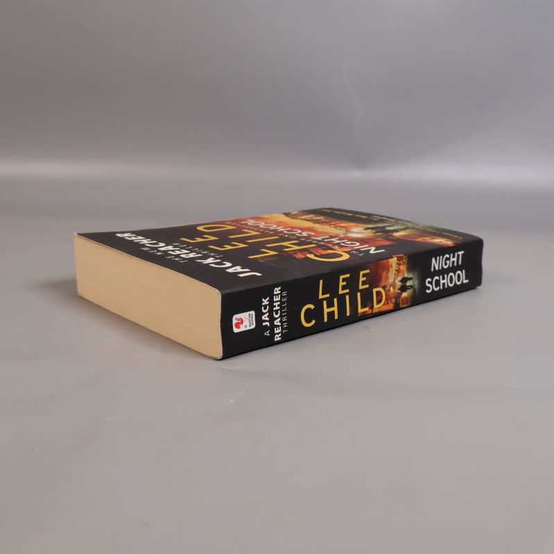 Night School av Lee Child sedd från sidan med rygg och framkant