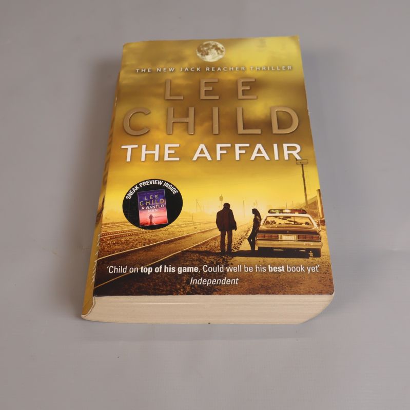 Framsidan av boken The Affair av Lee Child med guldfärgat omslag