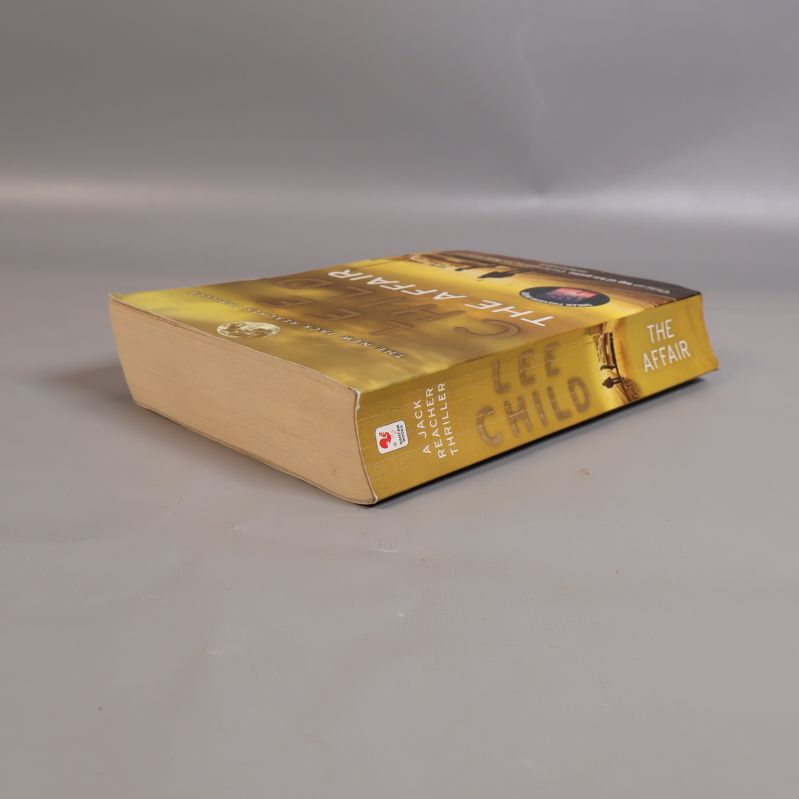 Pocketbok The Affair av Lee Child sedd från sidan med titeln synlig på ryggen