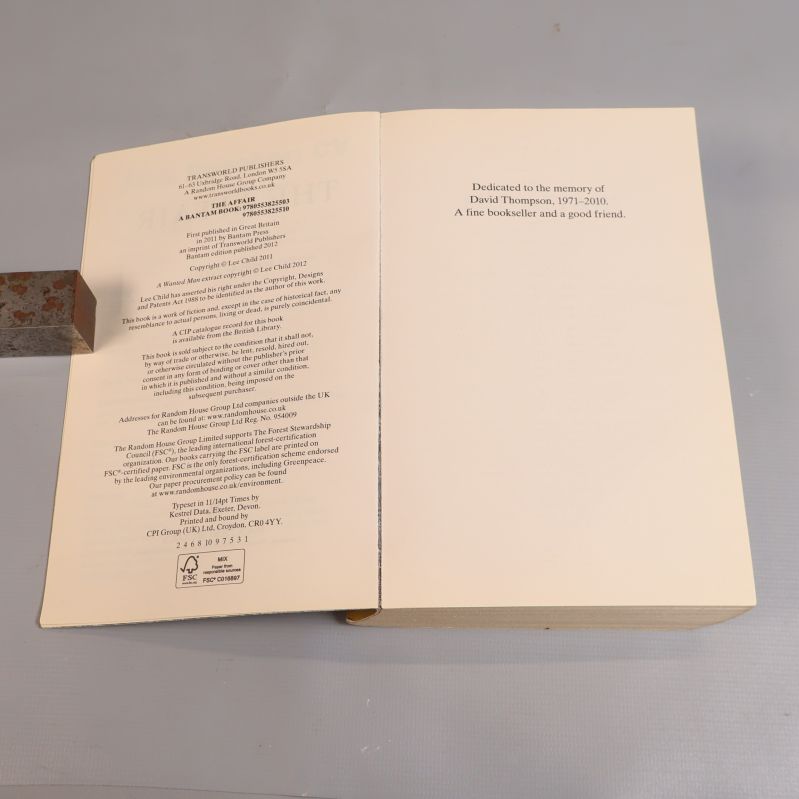 Uppslag i boken med copyrightinformation och dedikation