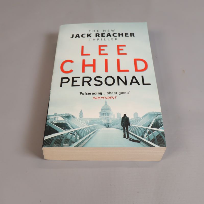 Framsidan av boken Personal av Lee Child med stadsmotiv och stor röd text