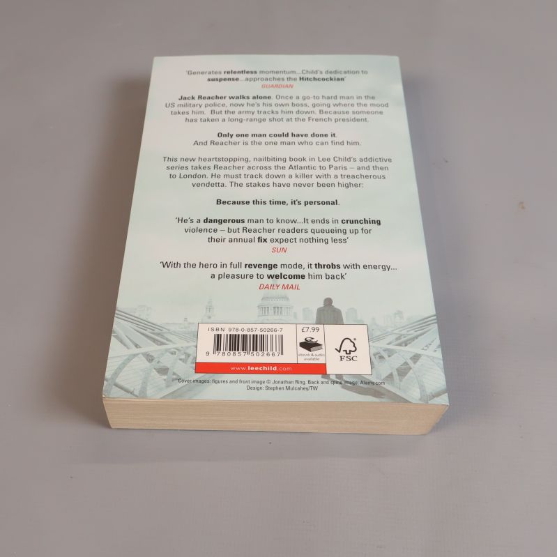 Baksidan av boken Personal med sammanfattning och synlig ISBN-kod
