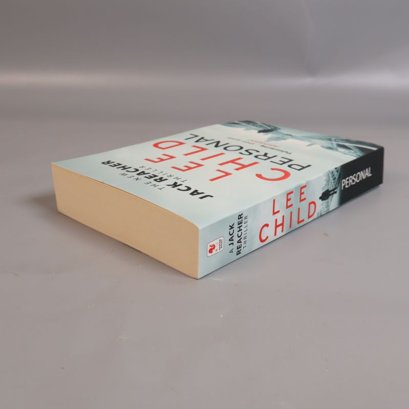 Pocketbok Personal av Lee Child visad från sidan med bokryggen synlig