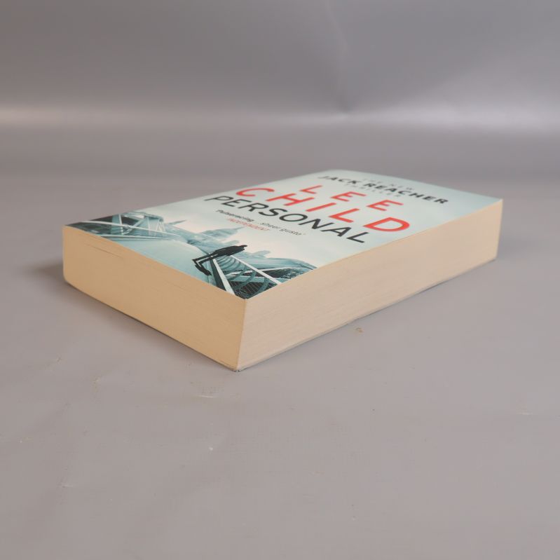 Pocketbok Personal av Lee Child visad från sned vinkel med omslaget synligt