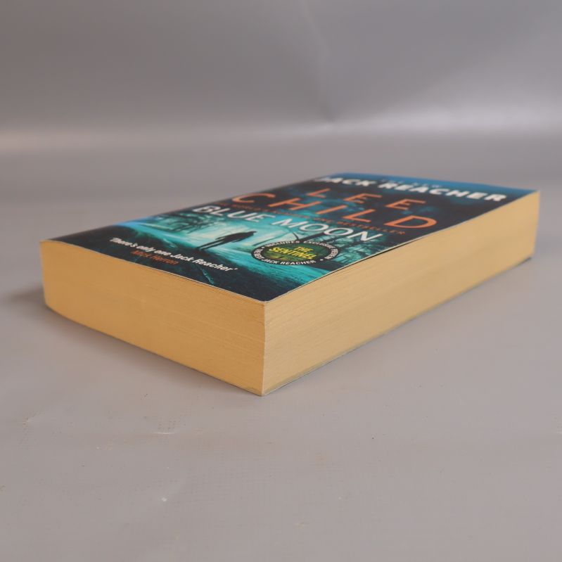Boken Blue Moon av Lee Child sedd diagonalt uppifrån