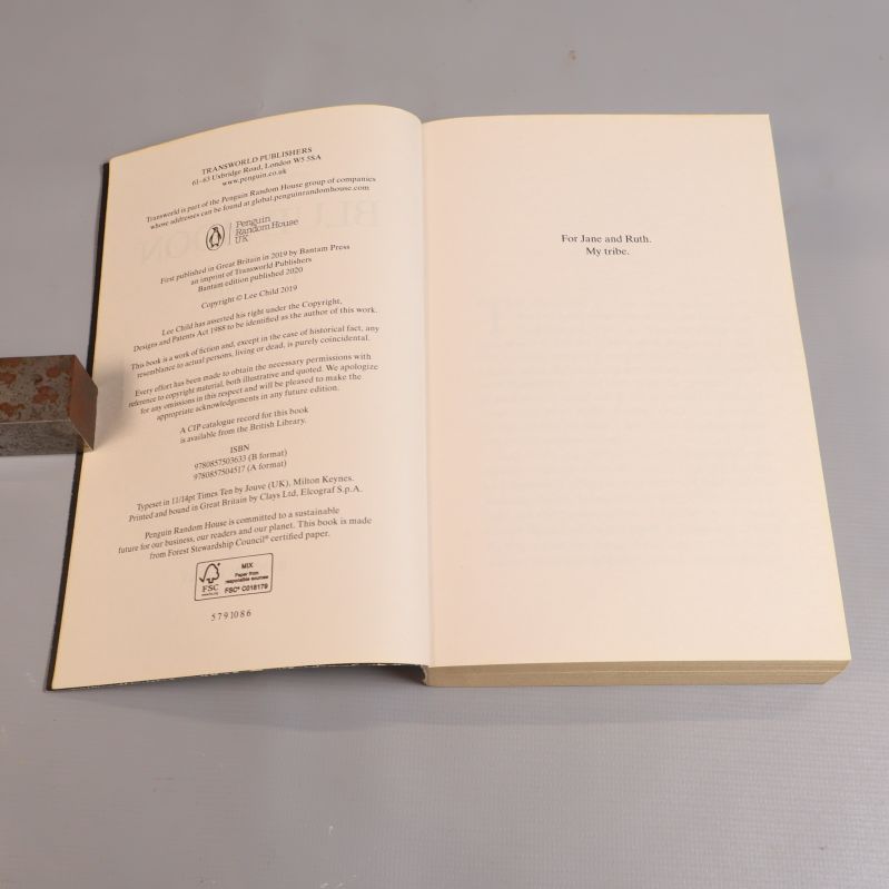 Uppslag med copyrightinformation och ISBN-nummer till Blue Moon