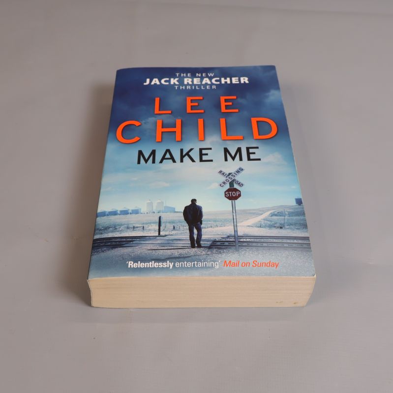 Pocketboken Make Me av Lee Child, framsidan synlig med tydlig titel och omslag