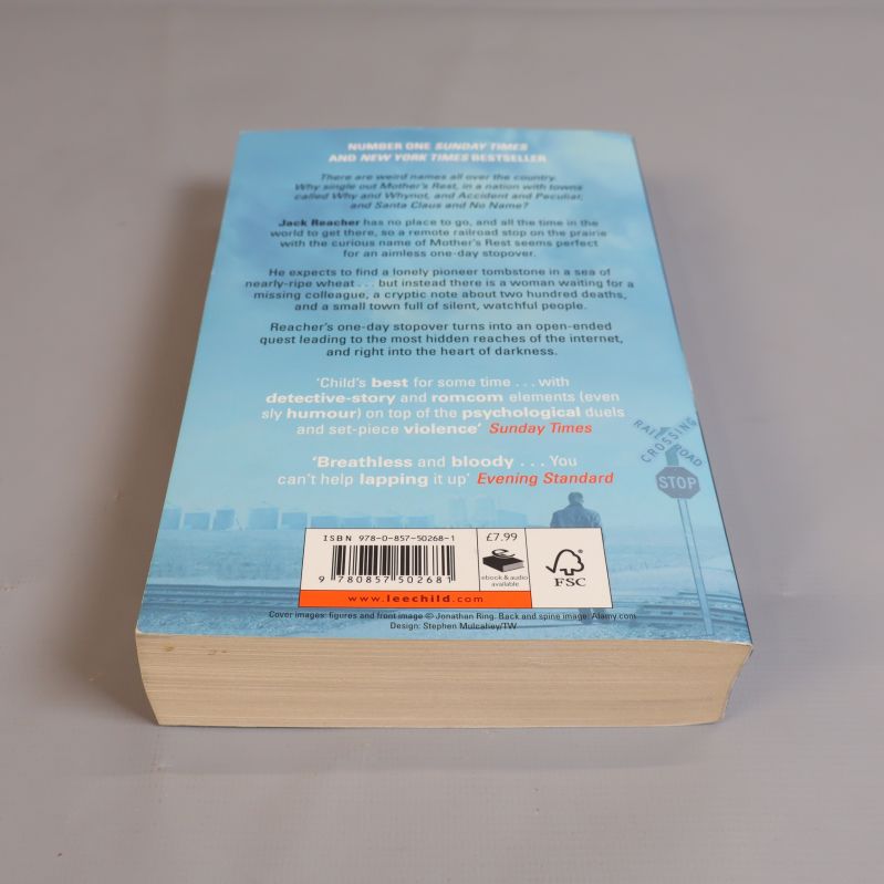 Baksidan av pocketboken Make Me, visar ISBN och text om bokens handling