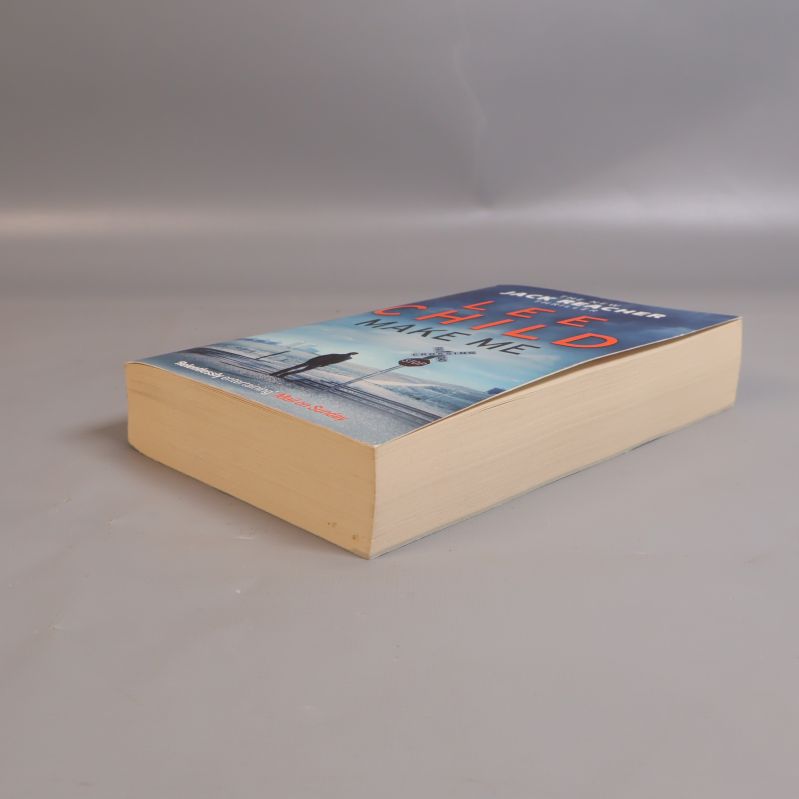 Make Me av Lee Child sedd från annan vinkel med synlig omslagssida