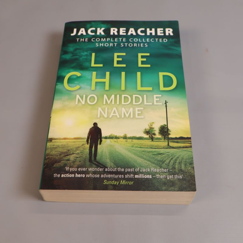 Framsida av boken No Middle Name av Lee Child med grön bakgrund och siluett