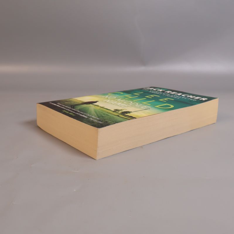 Boken No Middle Name liggande, tydlig vy av tjockleken