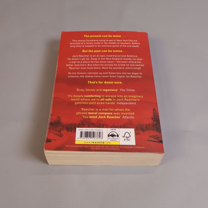 Baksidan av boken Past Tense med text och ISBN