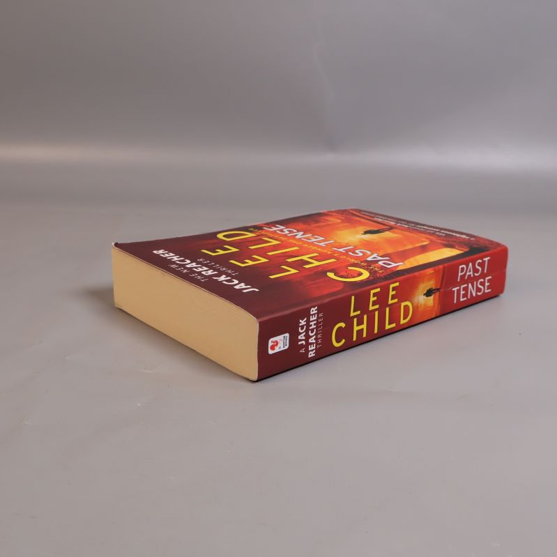 Sidan med bokens rygg synlig, Past Tense pocket