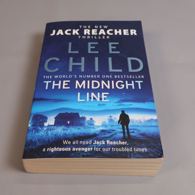 Framsida av boken The Midnight Line av Lee Child med blått omslag och siluett av en person