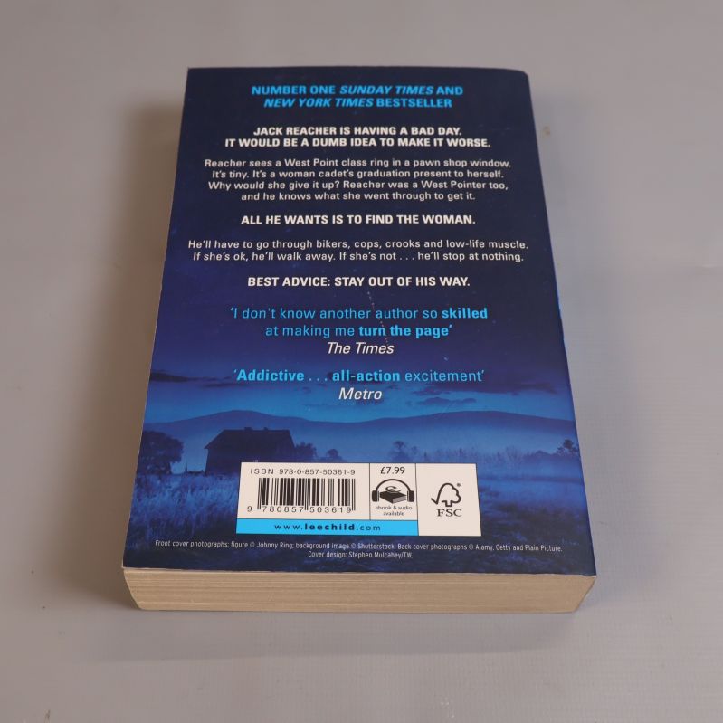 Baksida av boken The Midnight Line med text och synlig ISBN-kod
