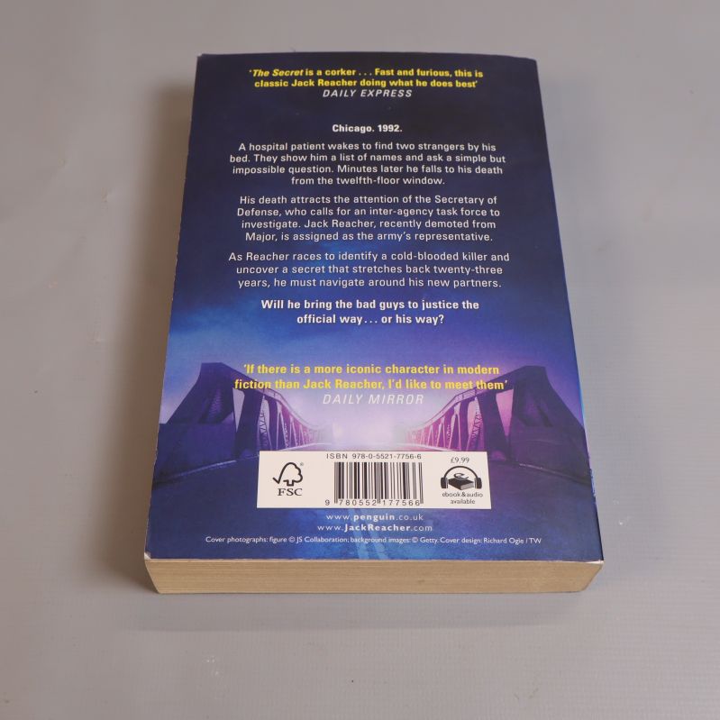 Baksidan av boken The Secret med sammanfattning och synlig ISBN-kod